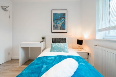 Stylish Four Bedroom House - Bedroom Tvs - Parking - Garden