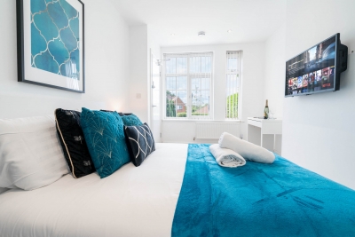 Stylish Four Bedroom House - Bedroom Tvs - Parking - Garden