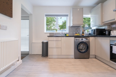 Stylish Four Bedroom House - Bedroom Tvs - Parking - Garden