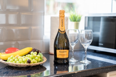 Stylish Four Bedroom House - Bedroom Tvs - Parking - Garden