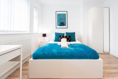 Stylish Four Bedroom House - Bedroom Tvs - Parking - Garden