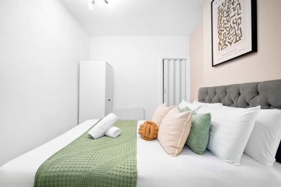 Luxury Three Bed House - Parking -  Garden - Netlix