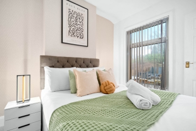 Luxury Three Bed House - Parking -  Garden - Netlix