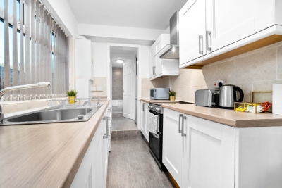 Luxury Three Bed House - Parking -  Garden - Netlix