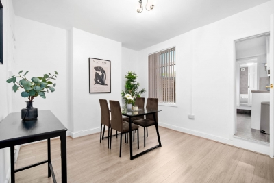 Luxury Three Bed House - Parking -  Garden - Netlix