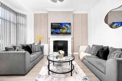 Luxury Three Bed House - Parking -  Garden - Netlix