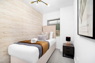 Luxury Three Bed House - Parking -  Garden - Netlix
