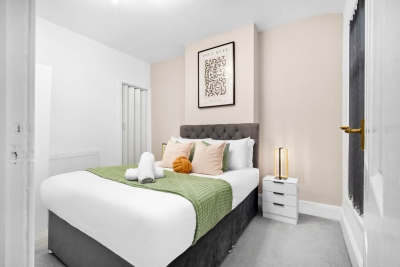 Luxury Three Bed House - Parking -  Garden - Netlix