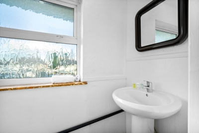 Stylish Four Bed House - 7 Guests - Garden