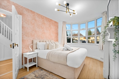 Stylish Four Bed House - 7 Guests - Garden