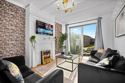 Stylish Four Bed House - 7 Guests - Garden