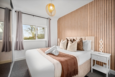 Stylish Four Bed House - 7 Guests - Garden