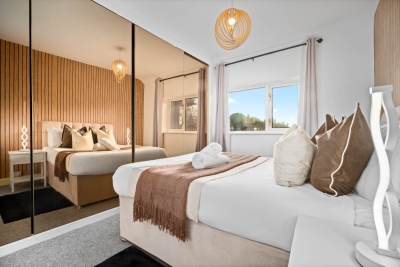 Stylish Four Bed House - 7 Guests - Garden