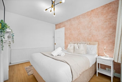 Stylish Four Bed House - 7 Guests - Garden