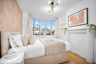 Stylish Four Bed House - 7 Guests - Garden