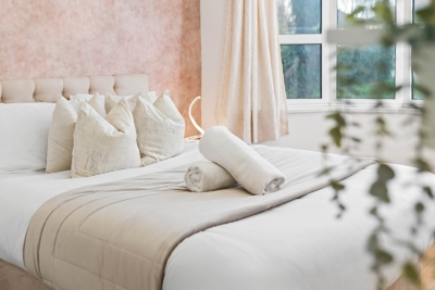 Stylish Four Bed House - 7 Guests - Garden