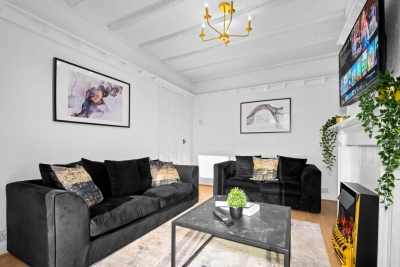Stylish Four Bed House - 7 Guests - Garden