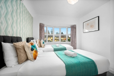 Stylish Four Bed House - 7 Guests - Garden