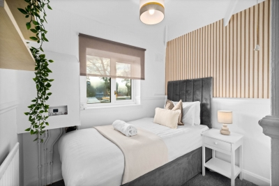 Stylish Four Bed House - 7 Guests - Garden