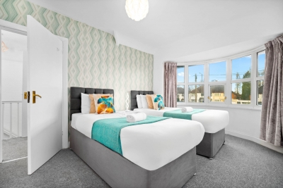 Stylish Four Bed House - 7 Guests - Garden