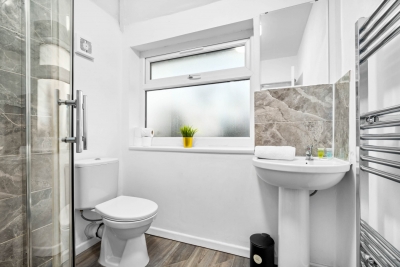 Modern Four Bedroom House - 7 Guests - Garden - Parking
