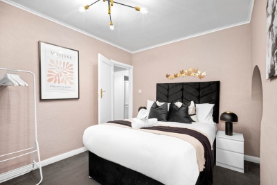 Modern Four Bedroom House - 7 Guests - Garden - Parking