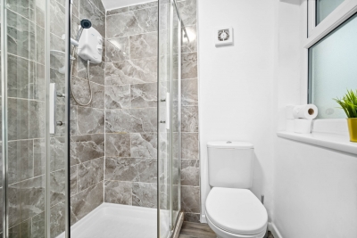 Modern Four Bedroom House - 7 Guests - Garden - Parking