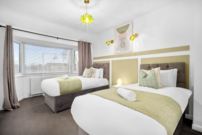 Modern Four Bedroom House - 7 Guests - Garden - Parking