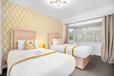 Modern Four Bedroom House - 7 Guests - Garden - Parking