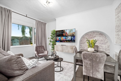 Modern Four Bedroom House - 7 Guests - Garden - Parking