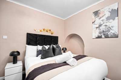 Modern Four Bedroom House - 7 Guests - Garden - Parking