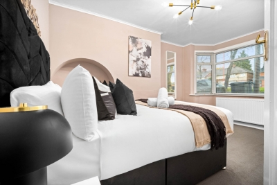 Modern Four Bedroom House - 7 Guests - Garden - Parking