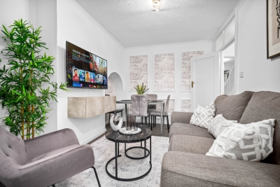 Modern Four Bedroom House - 7 Guests - Garden - Parking