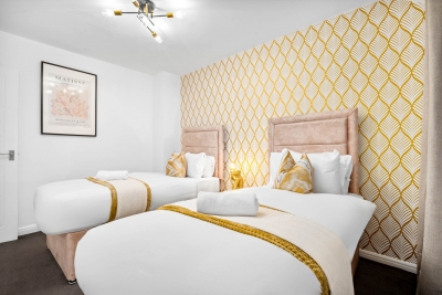 Modern Four Bedroom House - 7 Guests - Garden - Parking