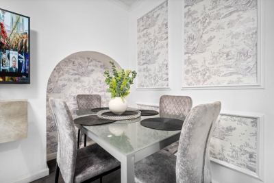 Modern Four Bedroom House - 7 Guests - Garden - Parking