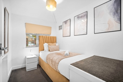 Modern Four Bedroom House - 7 Guests - Garden - Parking