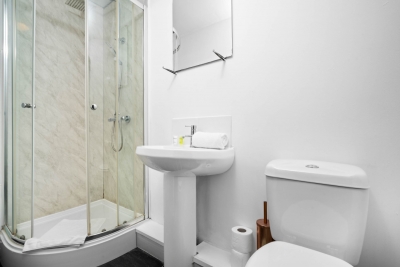 Five Bedrooms - Five Bathrooms  - Off Street Parking - Garden
