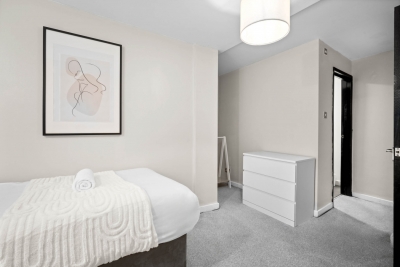 Five Bedrooms - Five Bathrooms  - Off Street Parking - Garden