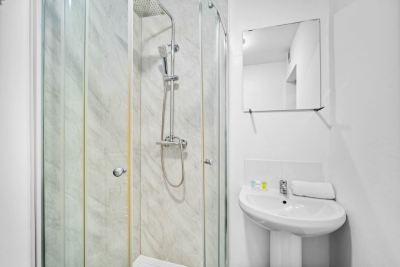 Five Bedrooms - Five Bathrooms  - Off Street Parking - Garden