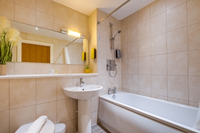 Arcadian - Chinatown - One Bed - Balcony - Parking - Fast WIFI