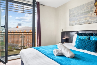 Arcadian - Chinatown - One Bed - Balcony - Parking - Fast WIFI