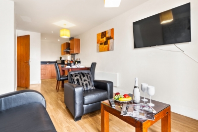 Arcadian - Chinatown - One Bed - Balcony - Parking - Fast WIFI