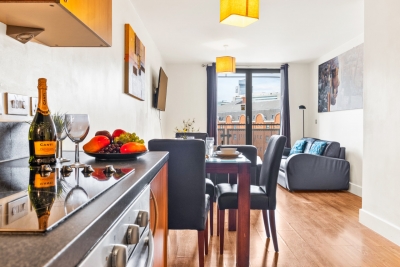 Arcadian - Chinatown - One Bed - Balcony - Parking - Fast WIFI