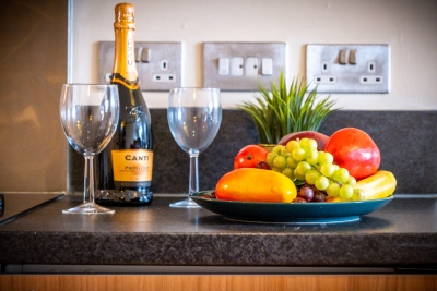 Arcadian - Chinatown - One Bed - Balcony - Parking - Fast WIFI