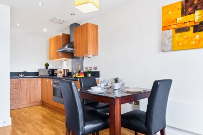 Arcadian - Chinatown - One Bed - Balcony - Parking - Fast WIFI