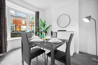 Stylish Three Bedroom House - Parking - Garden