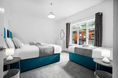 Stylish Three Bedroom House - Parking - Garden