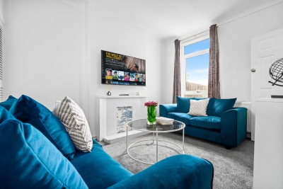 Stylish Three Bedroom House - Parking - Garden