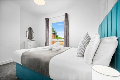 Stylish Three Bedroom House - Parking - Garden