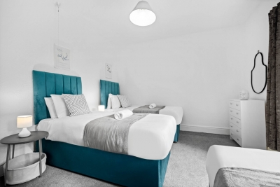 Stylish Three Bedroom House - Parking - Garden